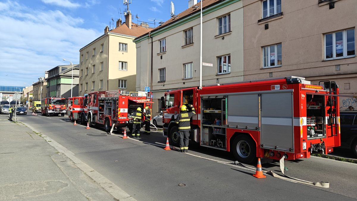 Při požáru bytového domu v Praze zemřel jeden člověk